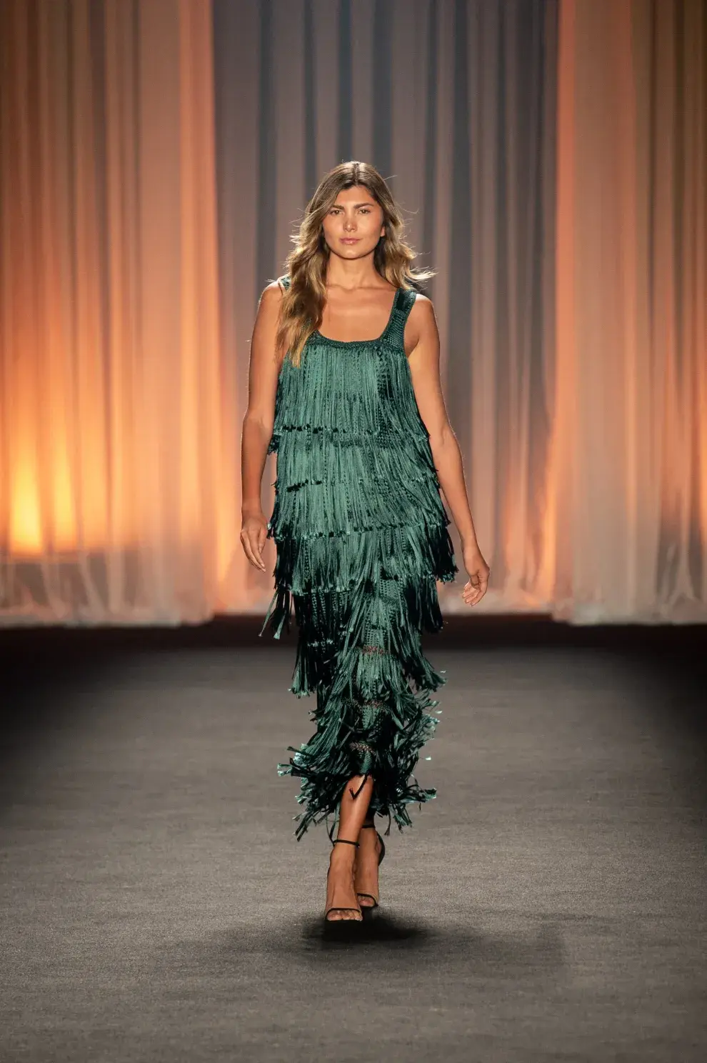 Aplauso para el glamoroso Taska dress en color verde, uno de los looks estrella de la pasarela. 