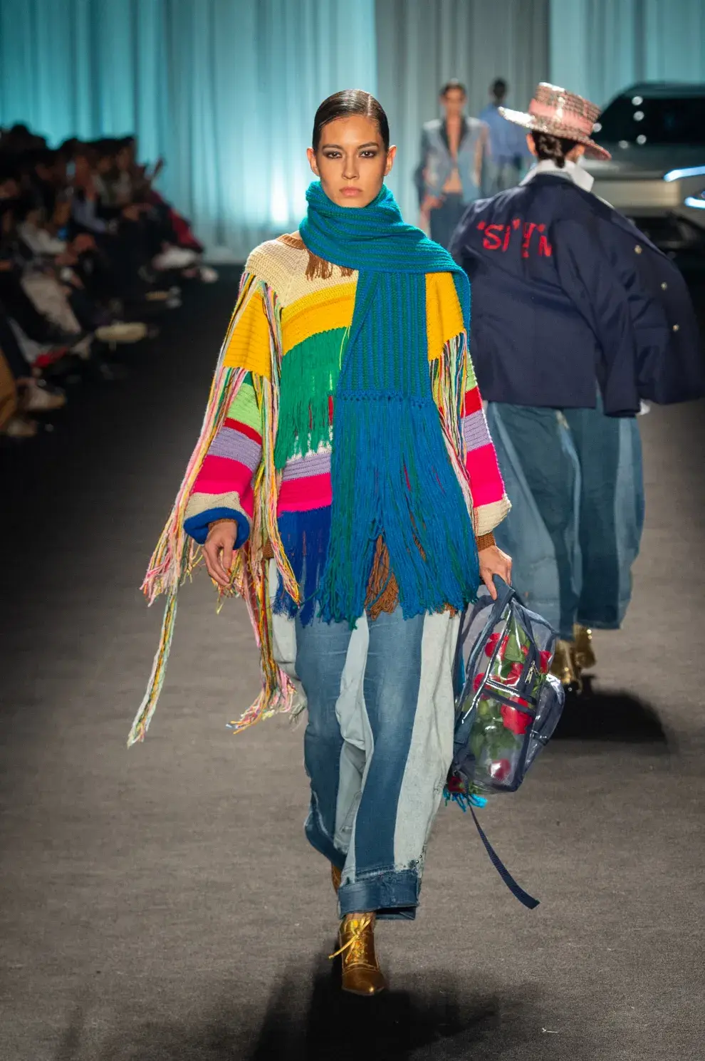 El desfile de Alejandro Croker abordó la técnica del upcycling, con prendas hechas íntegramente en base a otras prendas.