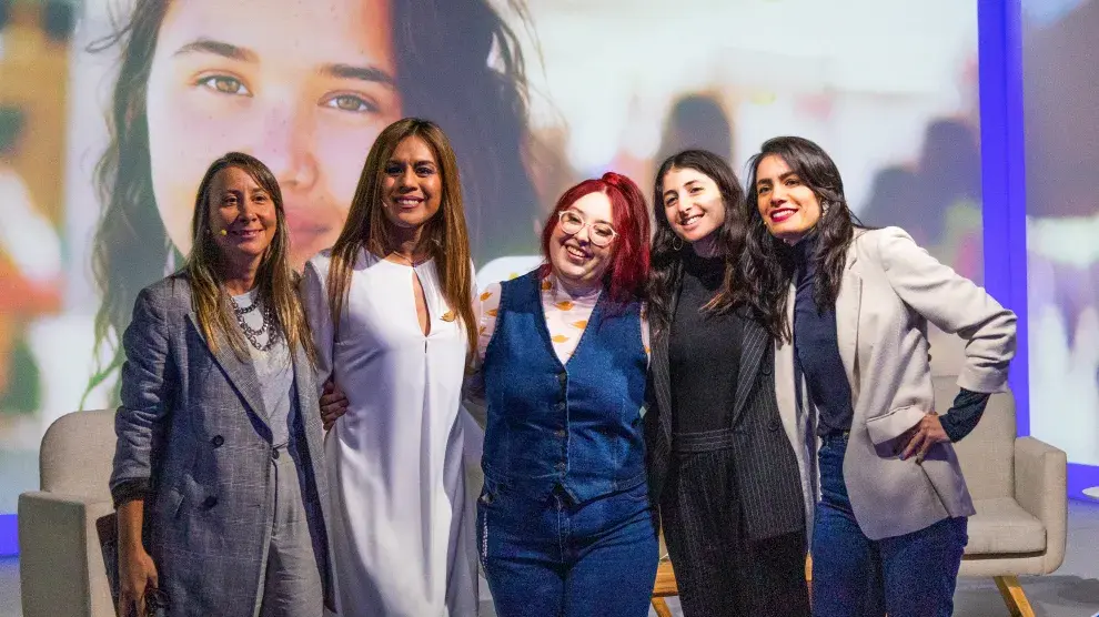 Participaron del panel: Pía Fittipaldi (Brand Manager de Dove), Diana Zurco (moderadora), Brenda Mato (activista y referente), Candela Yatche (fundadora de Bellamente) y Melina Massnatta (especialista en IA y tecnología).