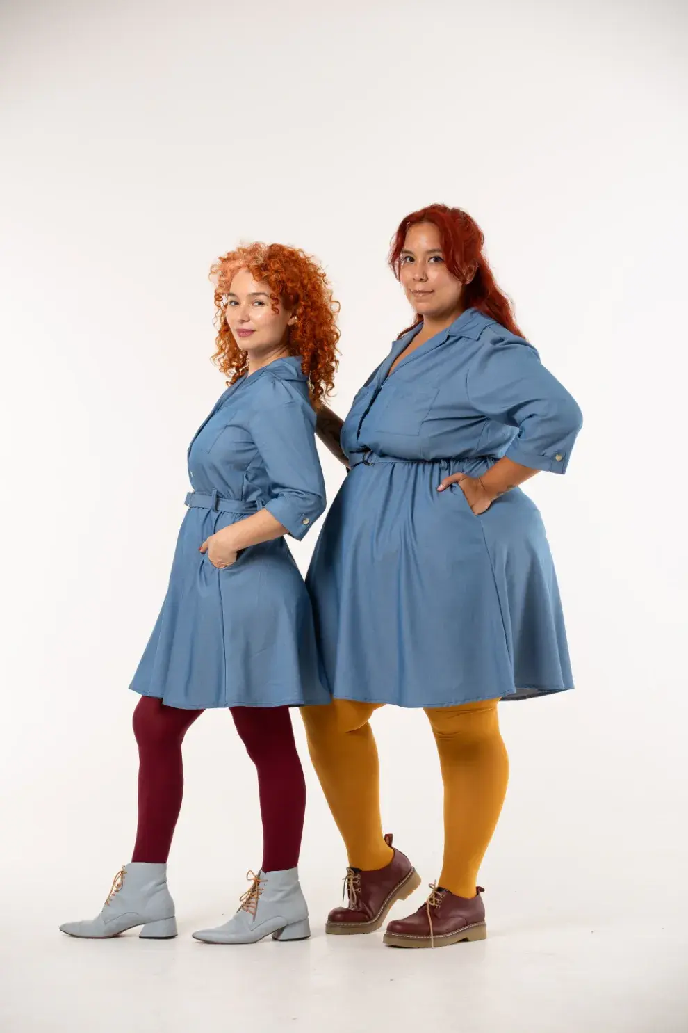 En denim light blue. Con manga 3/4 y lazo en la cintura. Es de @buenajarana