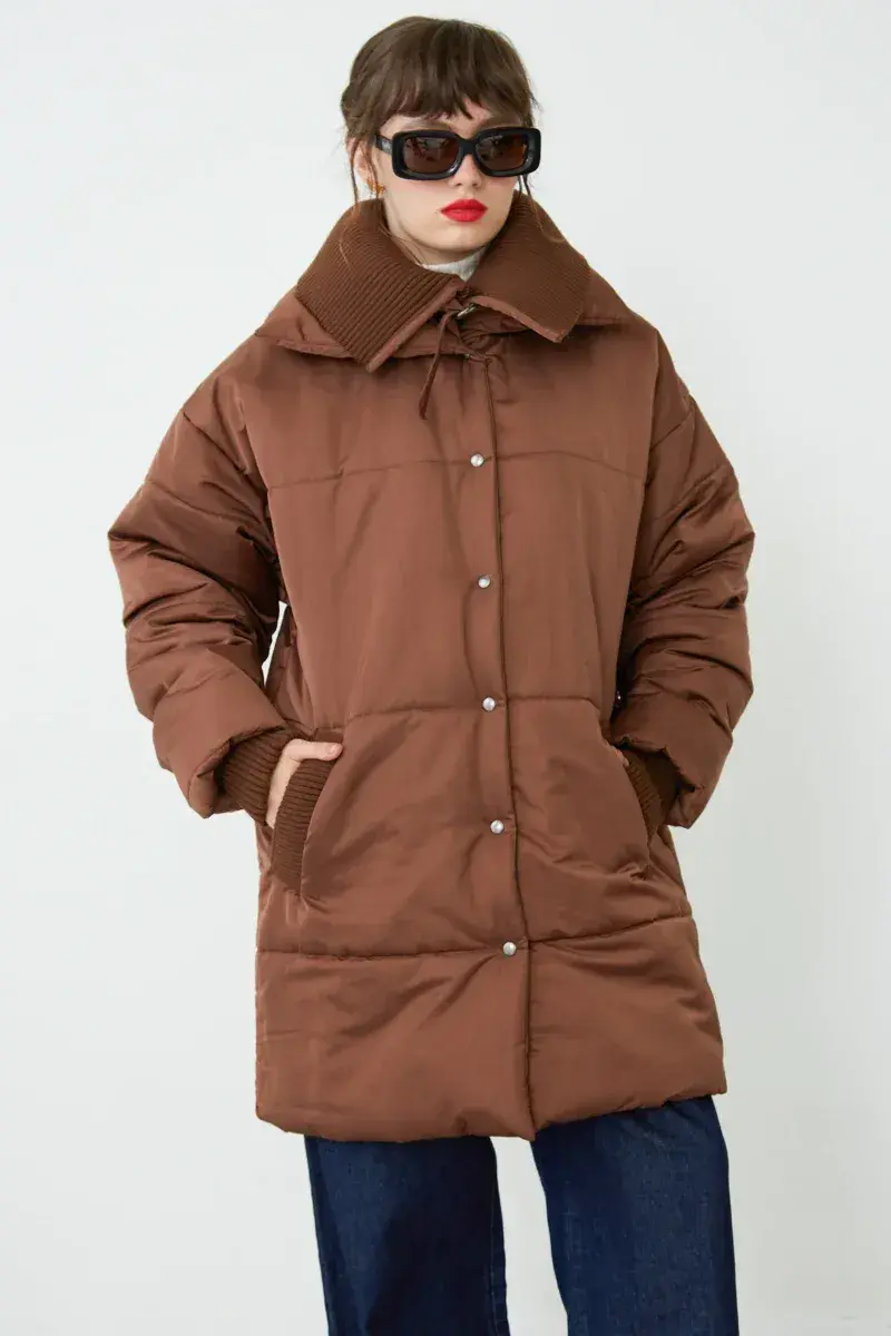 Esta puffer de Las Pepas tiene corte oversize, cuello alto de morley y está rellena con guata. @laspepasinst