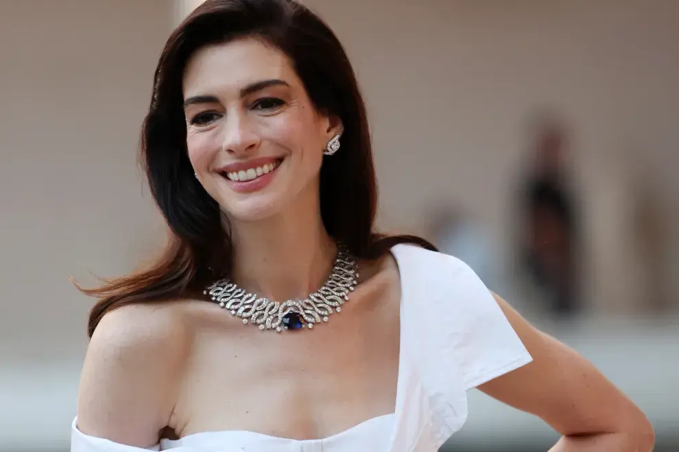 Anne Hathaway impuso tendencia con un vestido camisero que fue furor