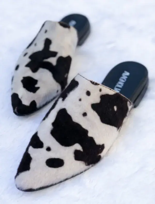 Mules con estampa de cow print, gran tendencia este año. Son de @magnolias.officiaal