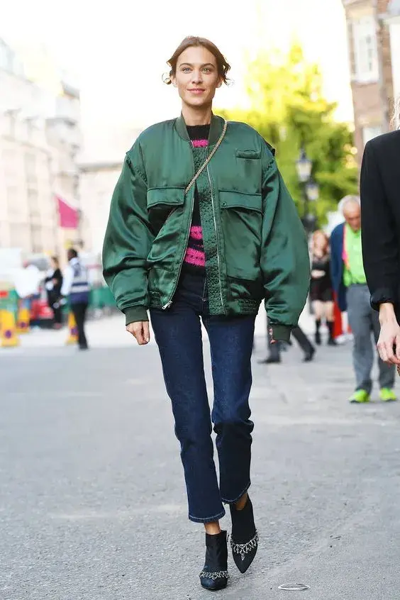 Y sí, no nos podía faltar otro look de Alexa Chung. Acá con bomber jacket, botinetas y un sweater bien colorido para generar contraste.