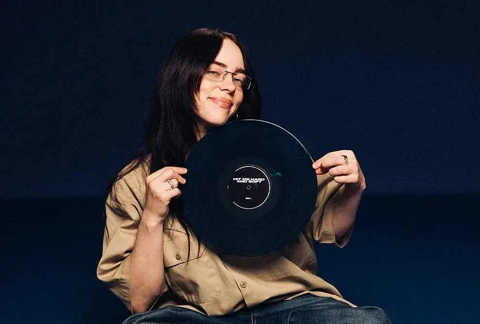 Billie Eilish con su nuevo álbum, Hit Me Hard and Soft. 