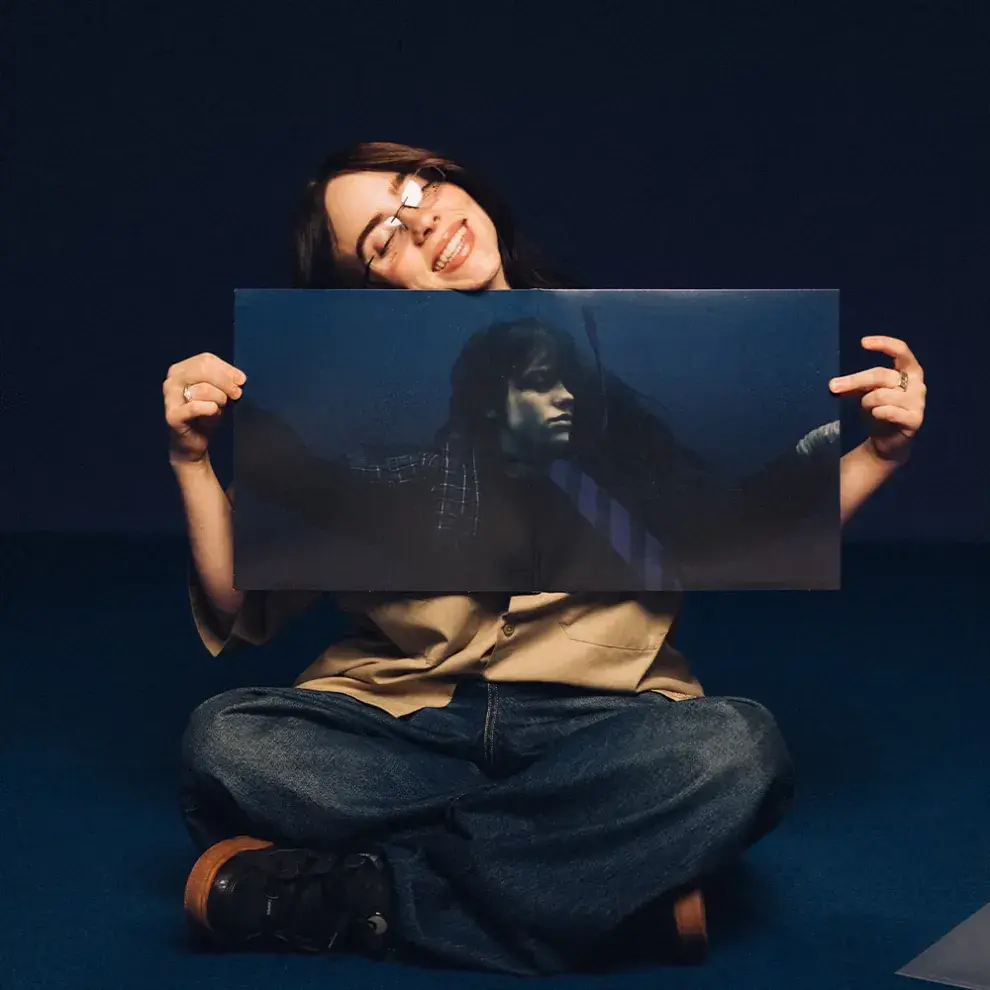 Billie Eilish con su nuevo álbum, Hit Me Hard and Soft. 