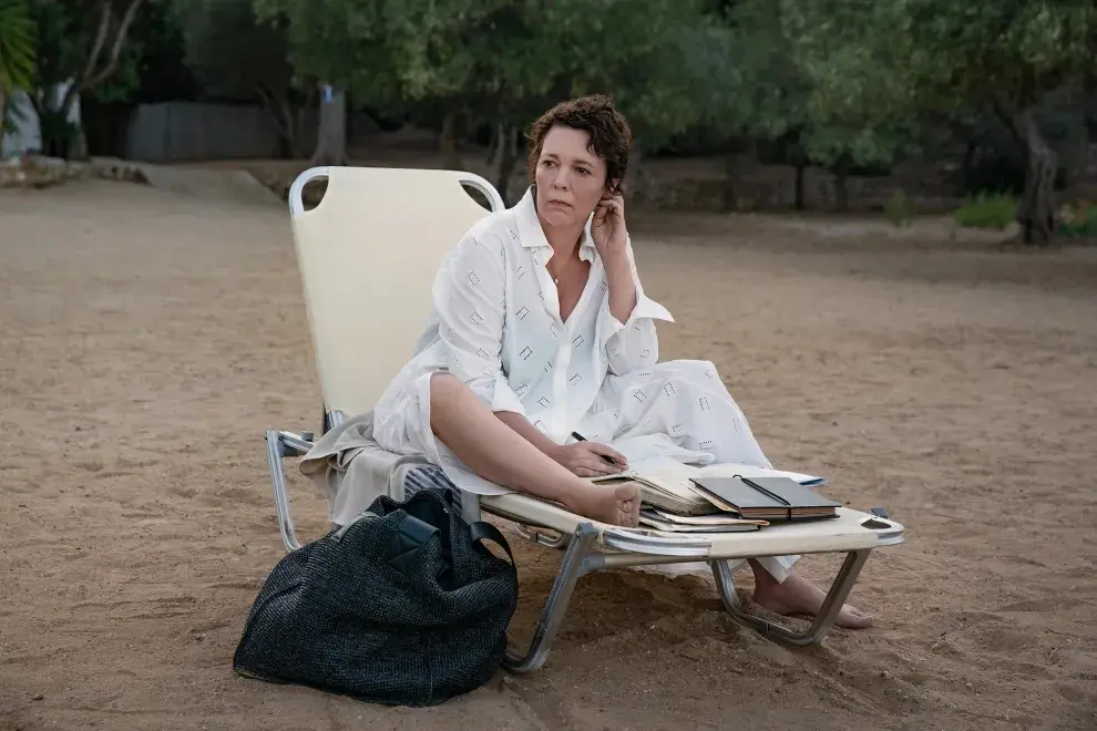 Olivia Colman se luce en La hija oscura.