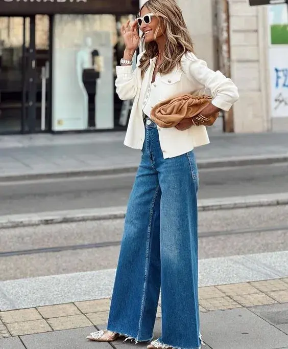 Con un blazer clarito (puede ser crudo, beige u off-white) ayuda a generar un outfit con contraste.