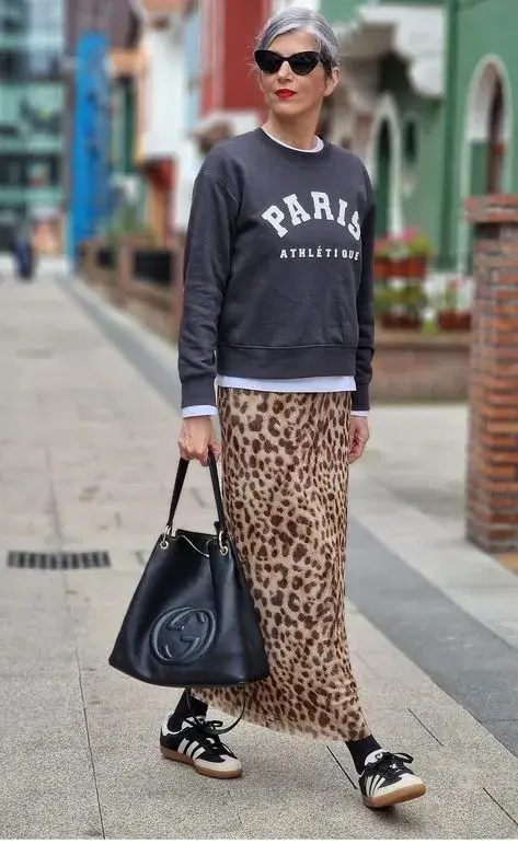 Falda animal print con zapatillas y buzo, un estilo bien atheleisure.