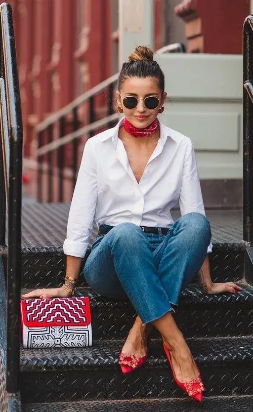 Un pañuelo rojo con una camisa blanca genera un buen contraste y aporta un toque de color al look.