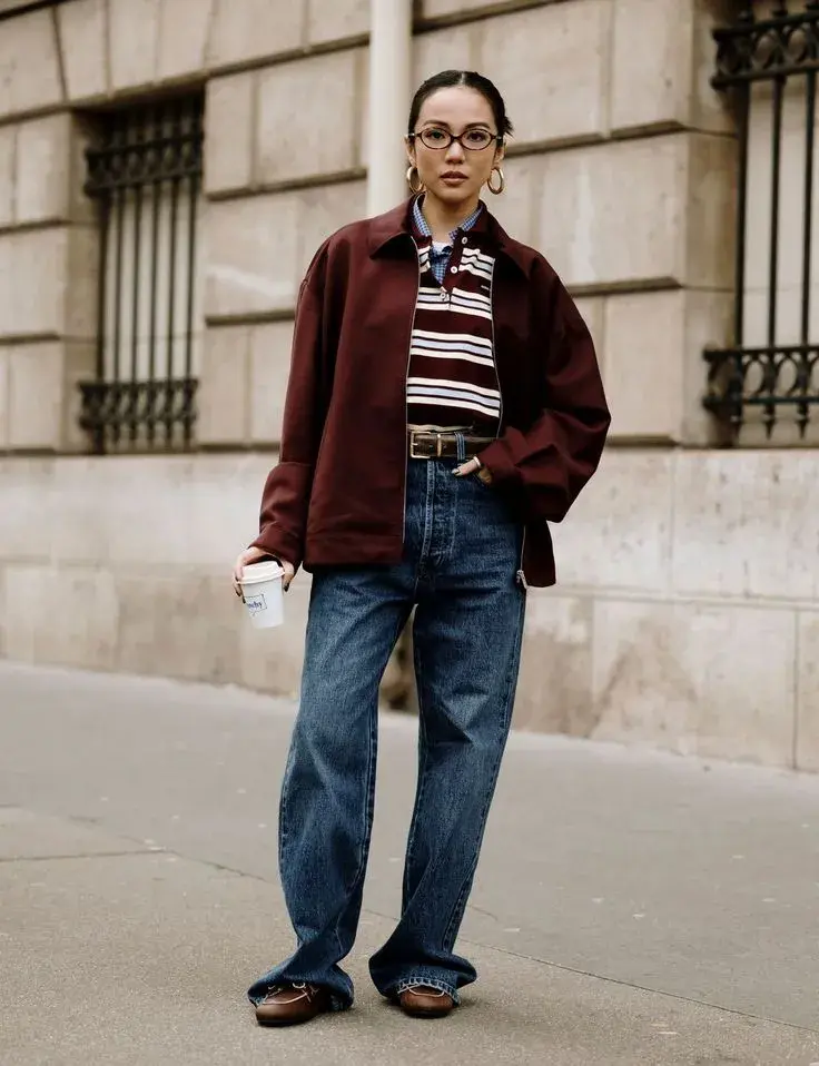 La gama del bordó o los marrones contrastan muy bien con el azul de los jeans.