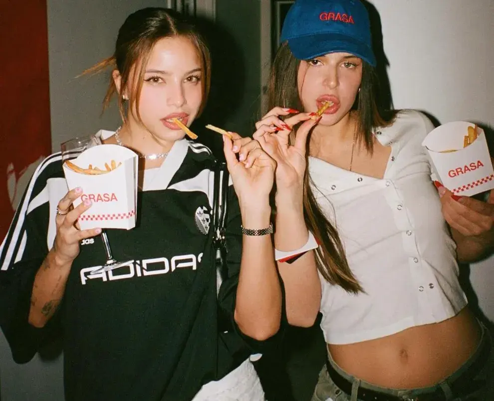 Emilia Mernes y Nathy Peluso comiendo papas fritas en la Grasa Session