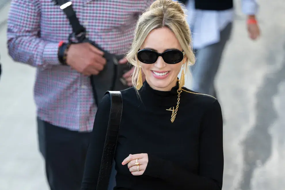 Emily Blunt sorprendió con un look total black con un detalle retro.