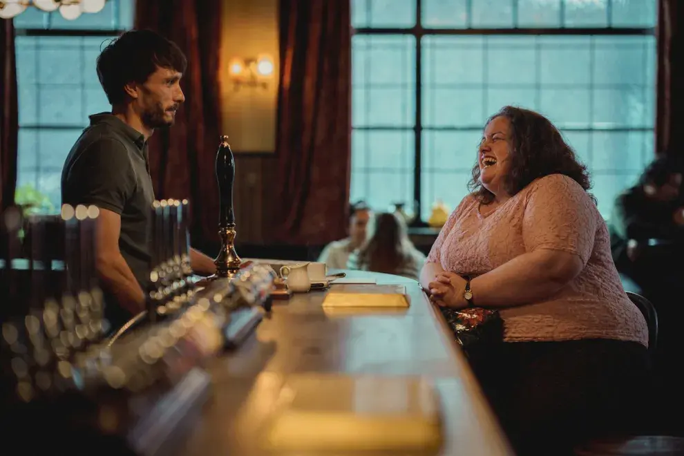 El primer encuentro entre los protagonistas de "Bebé Reno" sucede en un bar. Te contamos dónde queda.