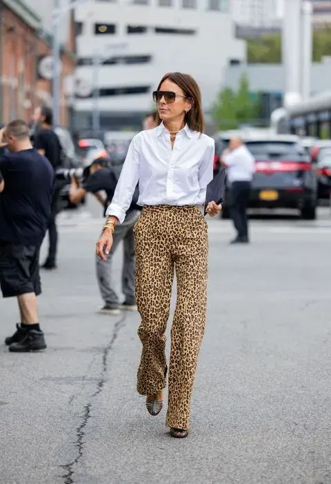 Un clásico que no falla: camisa blanca con pantalón animal print.