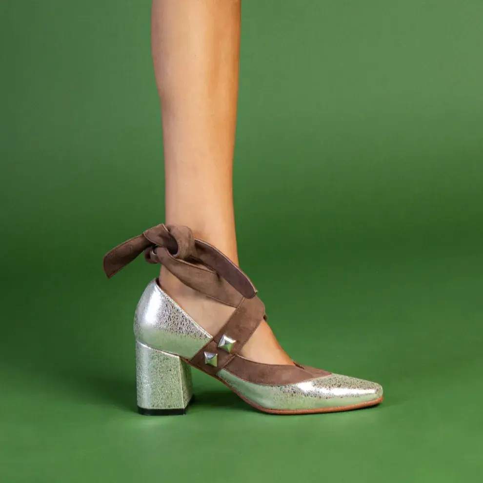 Tipo stiletto, pero con taco cuadrado y cinta para atar al tobillo. @clarabarceloshoes