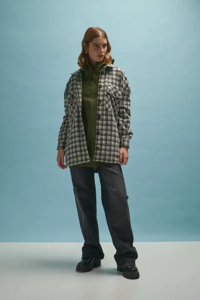 Tipo camisaco, con botones grandes y confeccionada en paño. Es de @tejanostores