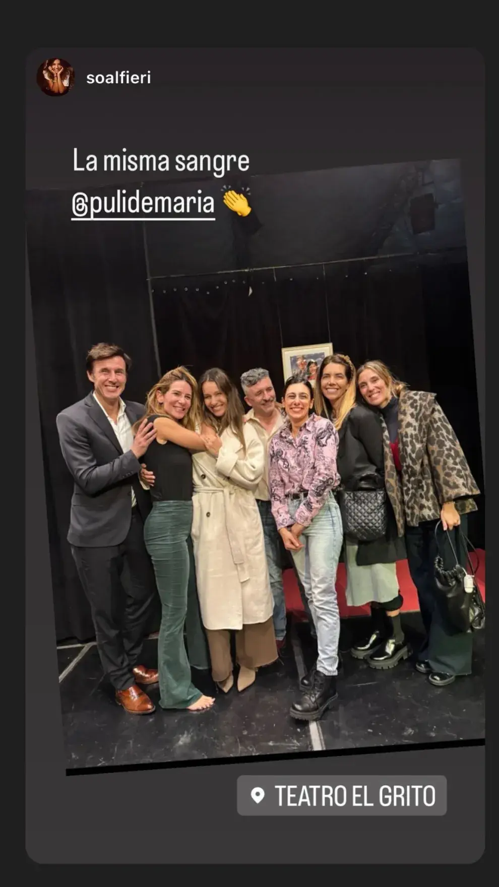 Pampita en una noche con amigos.