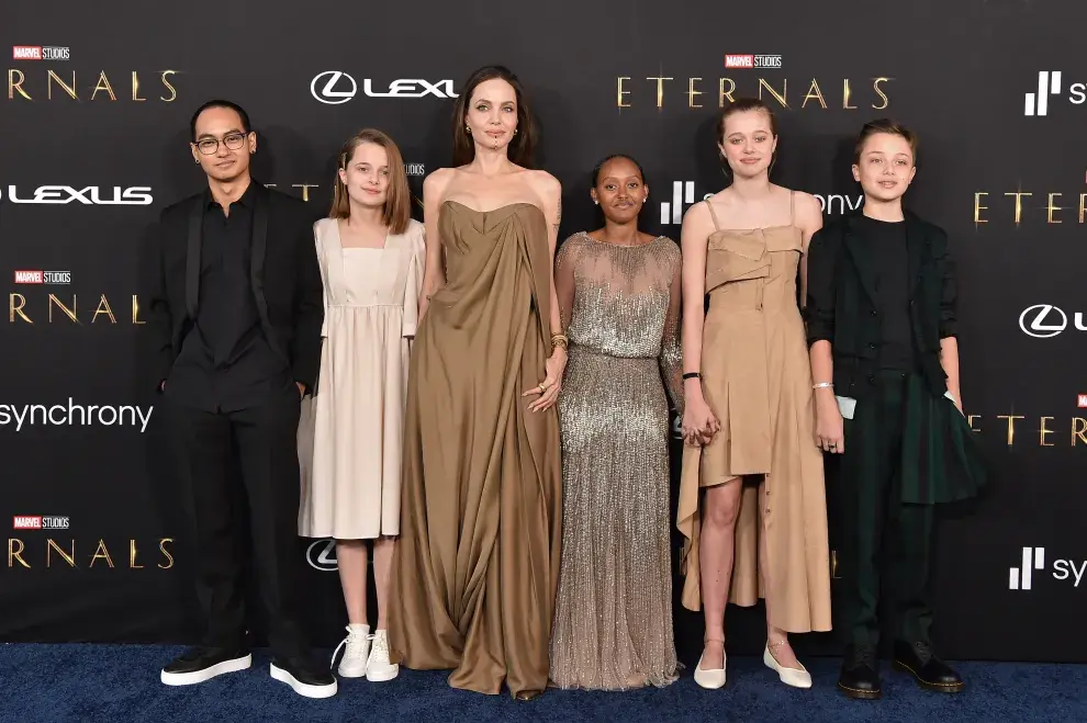  Maddox, Vivienne, Angelina Jolie, Knox, Shiloh Jolie-Pitt y Zahara, en la premiere de Eternals, en 2021.