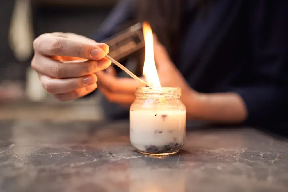 El secreto ritual de la vela que te ayudará a limpiar tu casa.