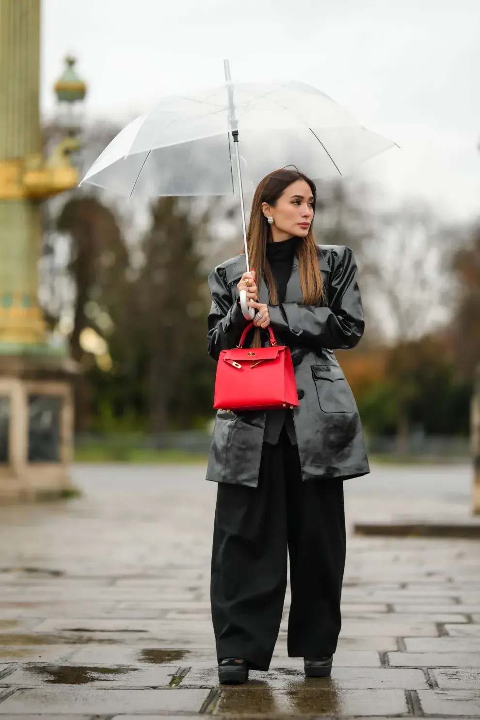 Total black con blazer de cuero oversize.