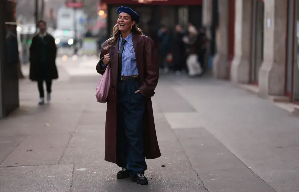 Look officecore con corbata y boina para ponerle onda a los días de lluvia