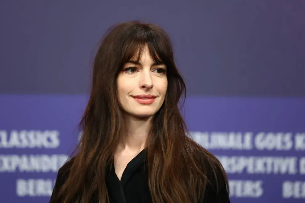 Anne Hathaway es otra de las celebrities que aman el flequillo cortina. Ella lo lleva con pelo largo y bastante recto, lo que enmarca aún más el rostro.