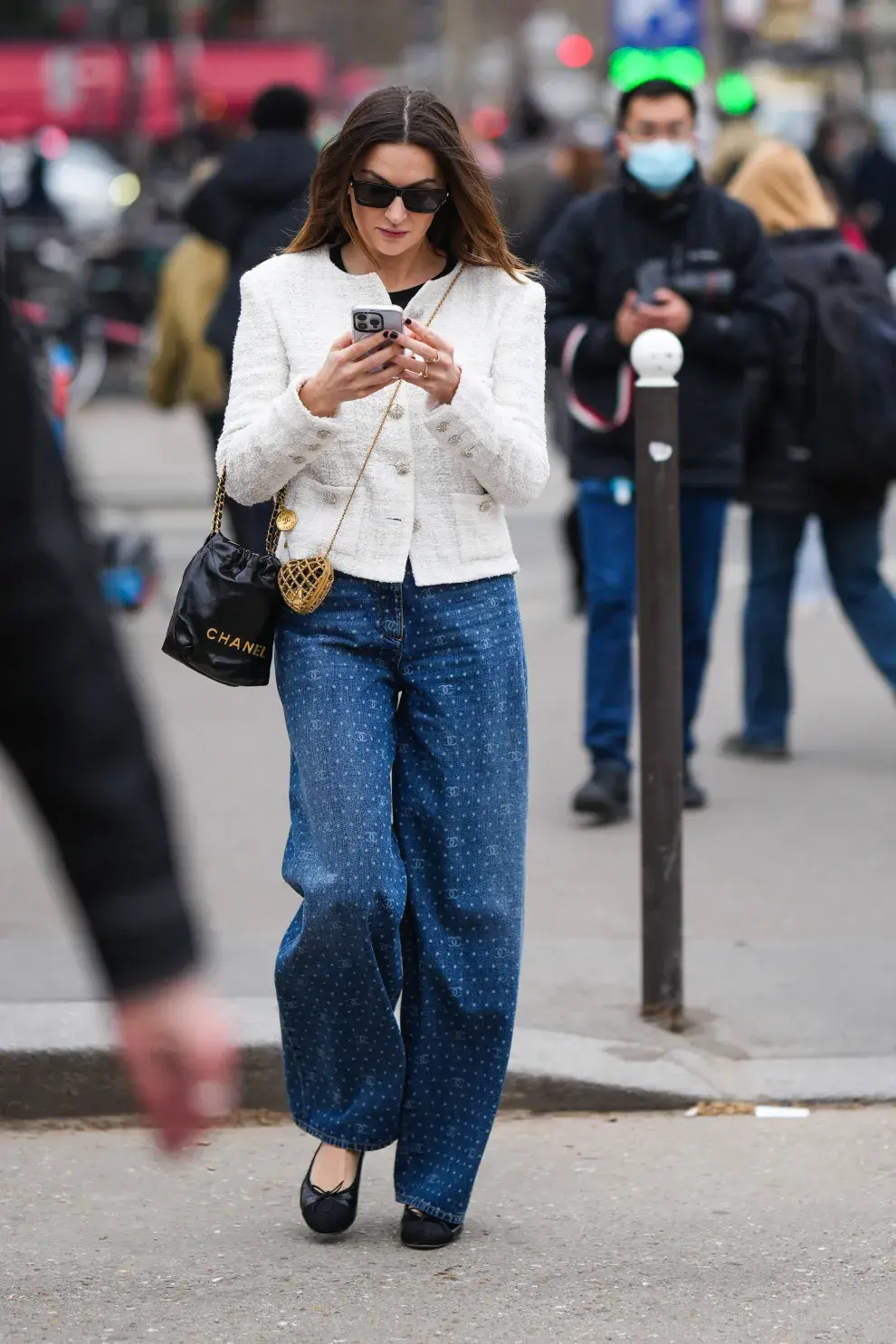 Un look casual de jean y chaqueta de tweed con balerinas negras. Nos encanta. 