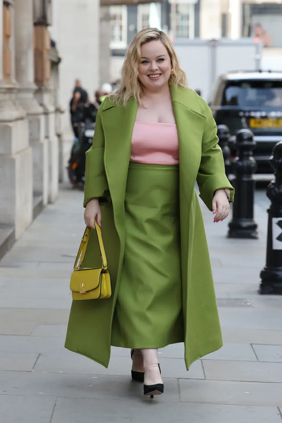 En un color verde brillante, combinado con una blusa rosa. El detalle de la cartera en amarillo es lo todo.