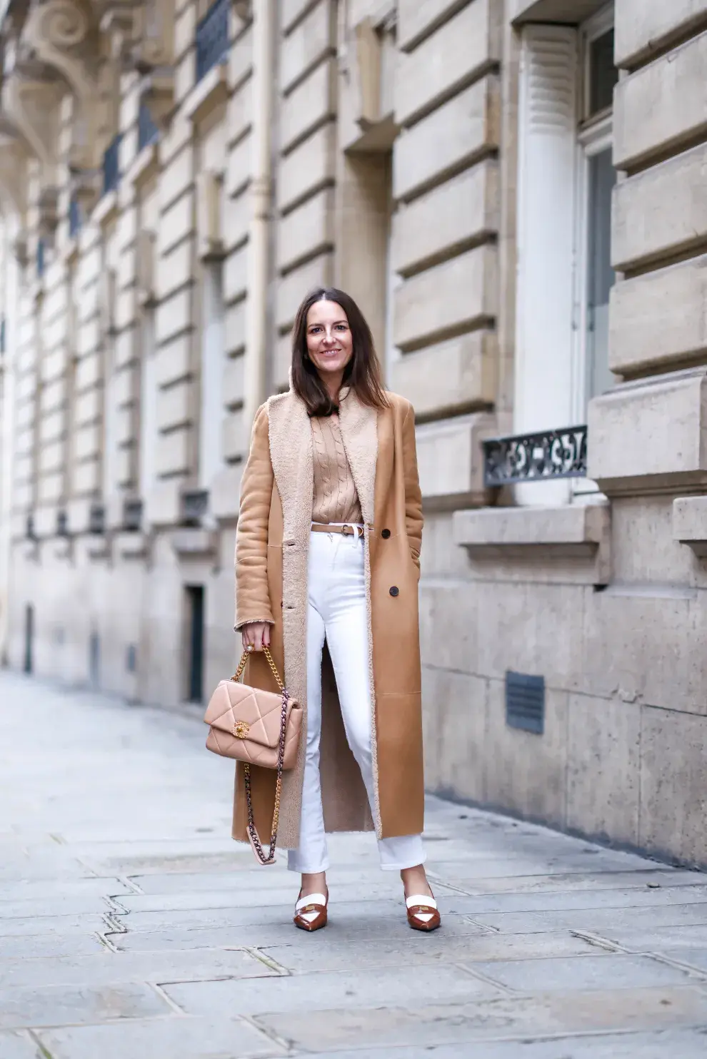 BLANCO Y BEIGE. Estos son mejores amigos y quedan súper combinados. Un look clásico y chic de jean blanco con sweater y un abrigo en beige. Divino! 