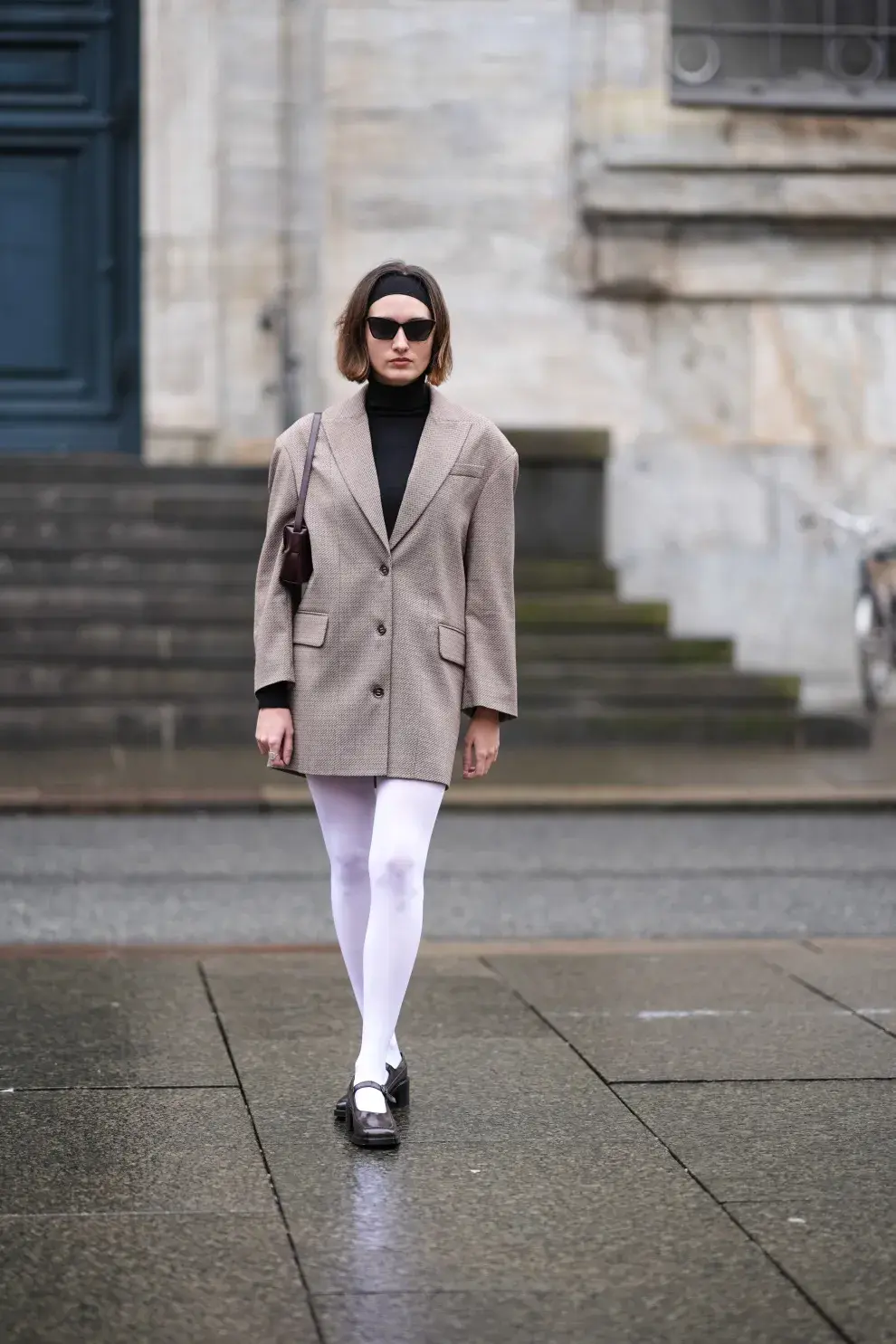 Un look muy trendy. Las medias panty blancas son lo que va y la ballerina se adapta perfecto. 