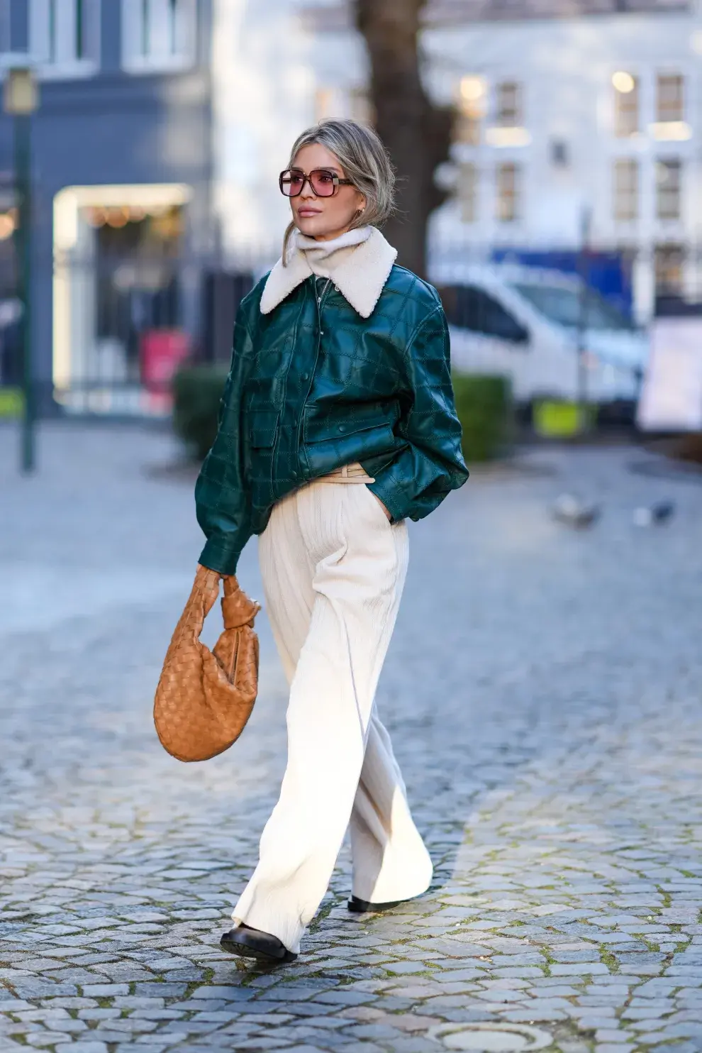 PANTALÓN ANCHO OFFWHITE. El corte de la temporada es este y este look es todo lo canchero y sencillo que puede ser. La chequeta color petroleo con el cuello del sweter off white queda muy elegante. Un buen mix!