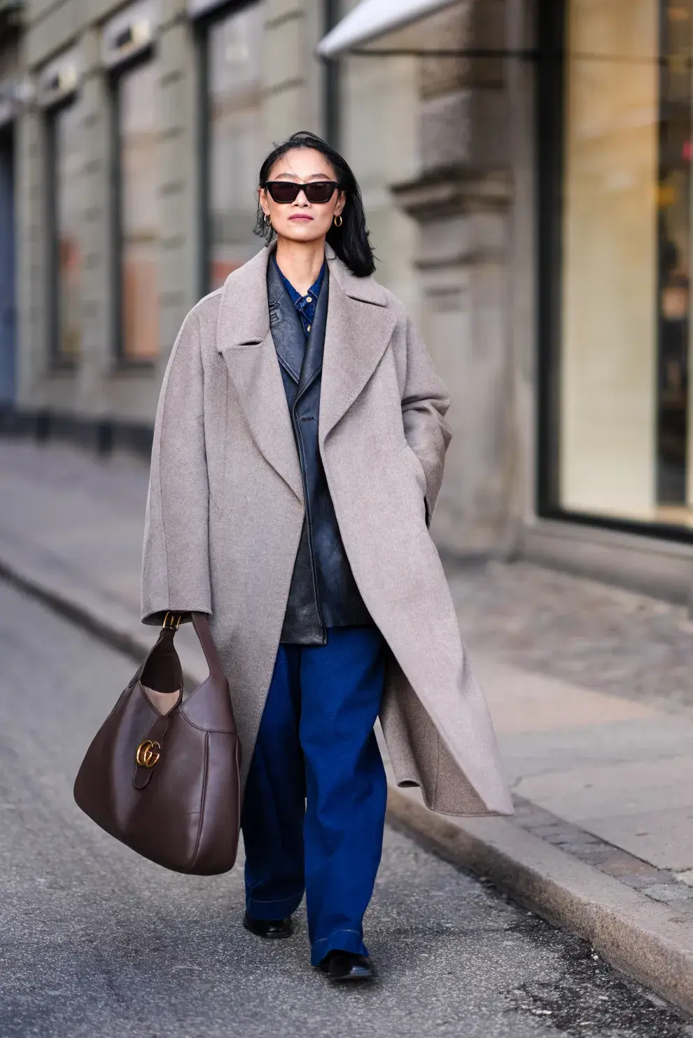 Look de invierno en capas: camisa, blazer y tapado. Ideal para muchas horas por la calle. 