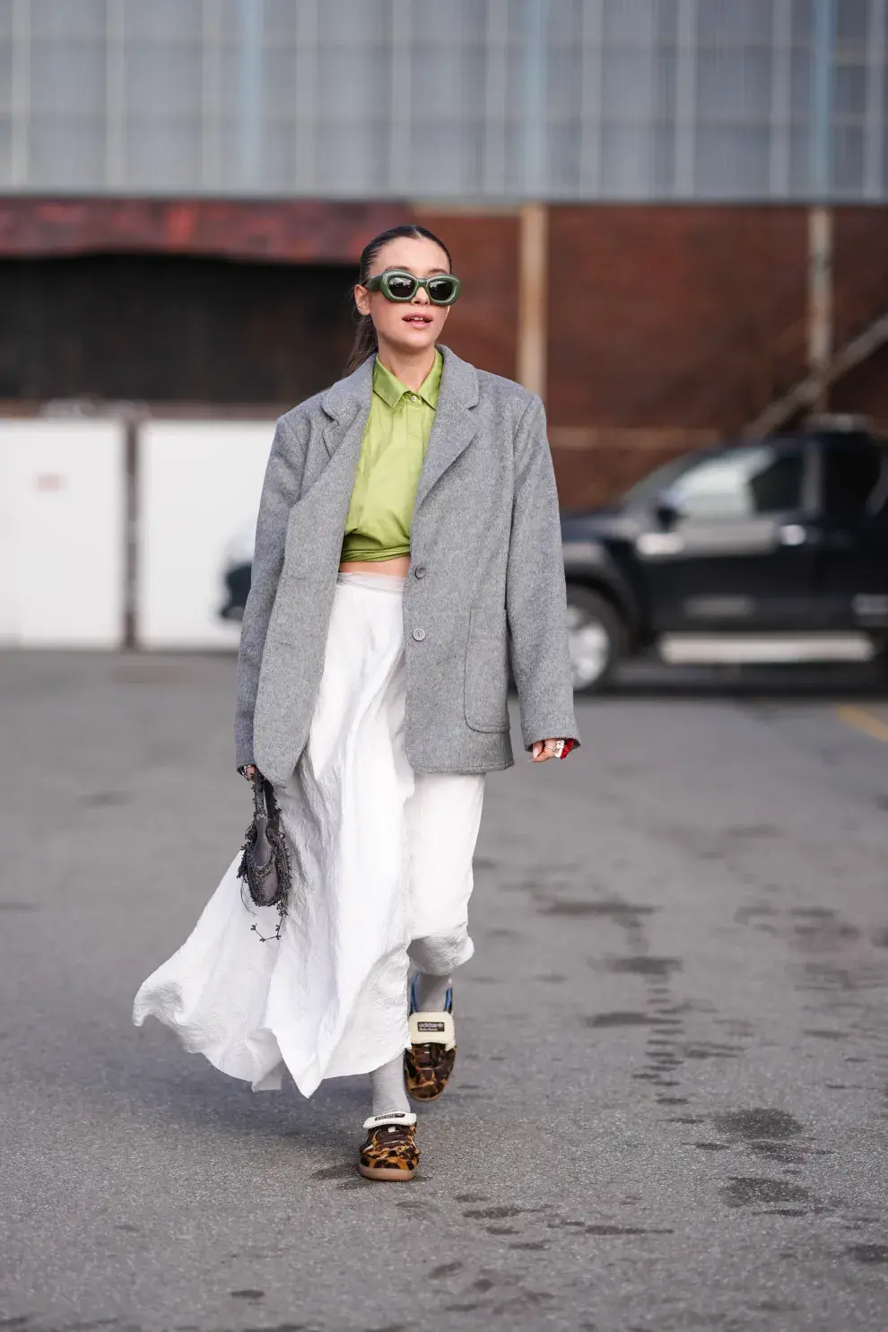 BLANCO Y ANIMAL PRINT. Sí total al blanco combinado con estampa aminal. Un look muy juvenil que la rompe con las medias panty blancas y las zapatillas de leopardo. Se le suma un toque sastrero con el blazer... que es todo. Nos encanta!