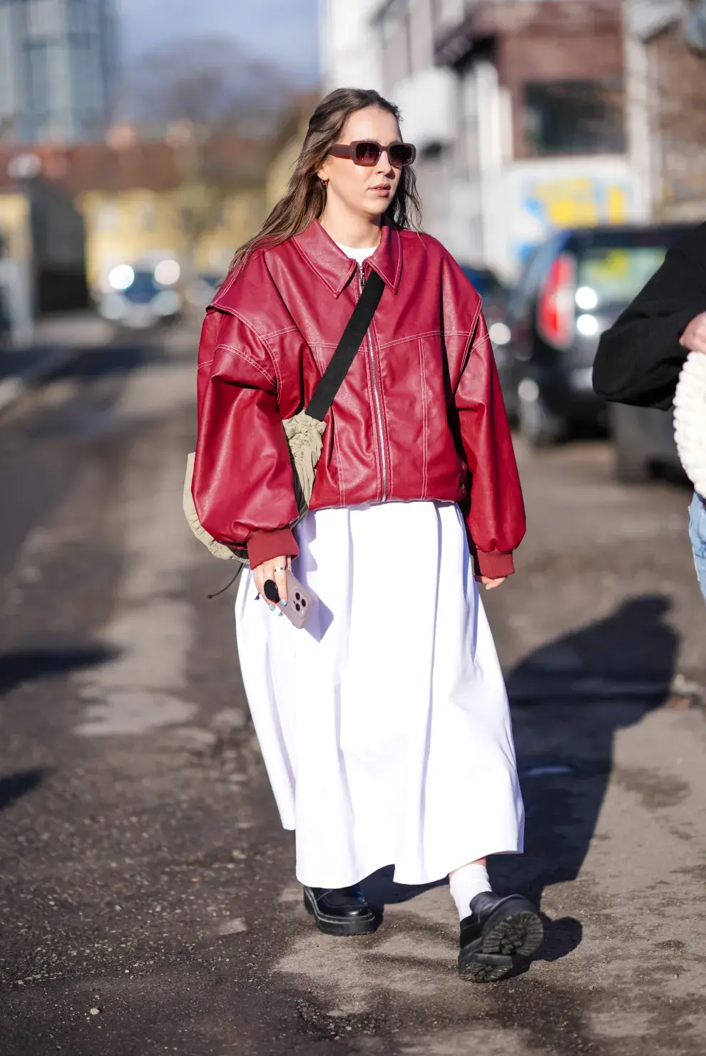 BLANCO Y ROJO RUBÍ. Este mix la rompe. La falda blanca con medias y mocasines es un mix muy trendy y sumarle un color estridente con una chaqueta de color termina de armarlo. 