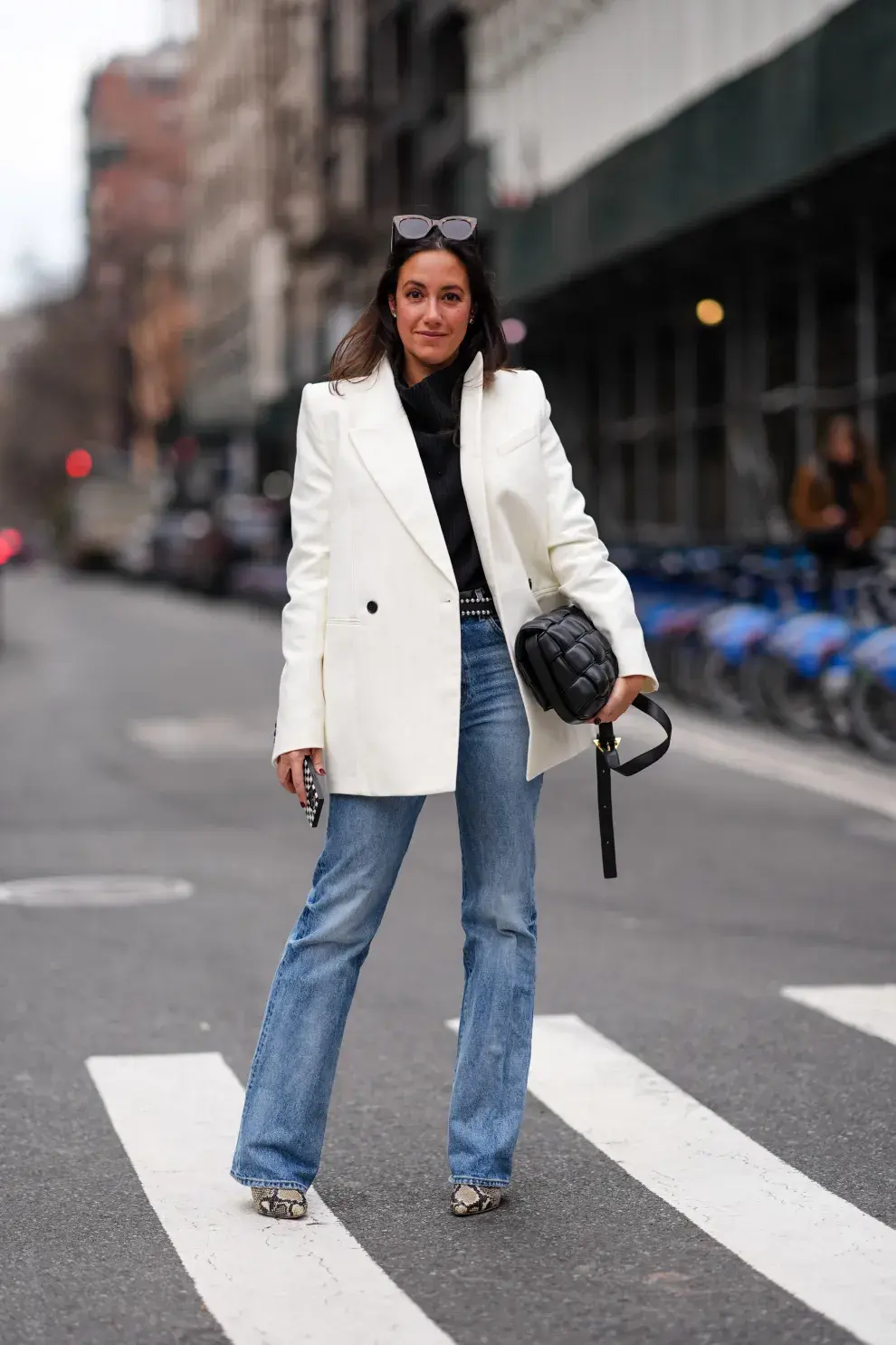 BLAZER XXL BLANCO. Un look muy relajado de jean y sweater polera negro que logra un toque de sofisticación con un blazer oversize blanco. Re va!