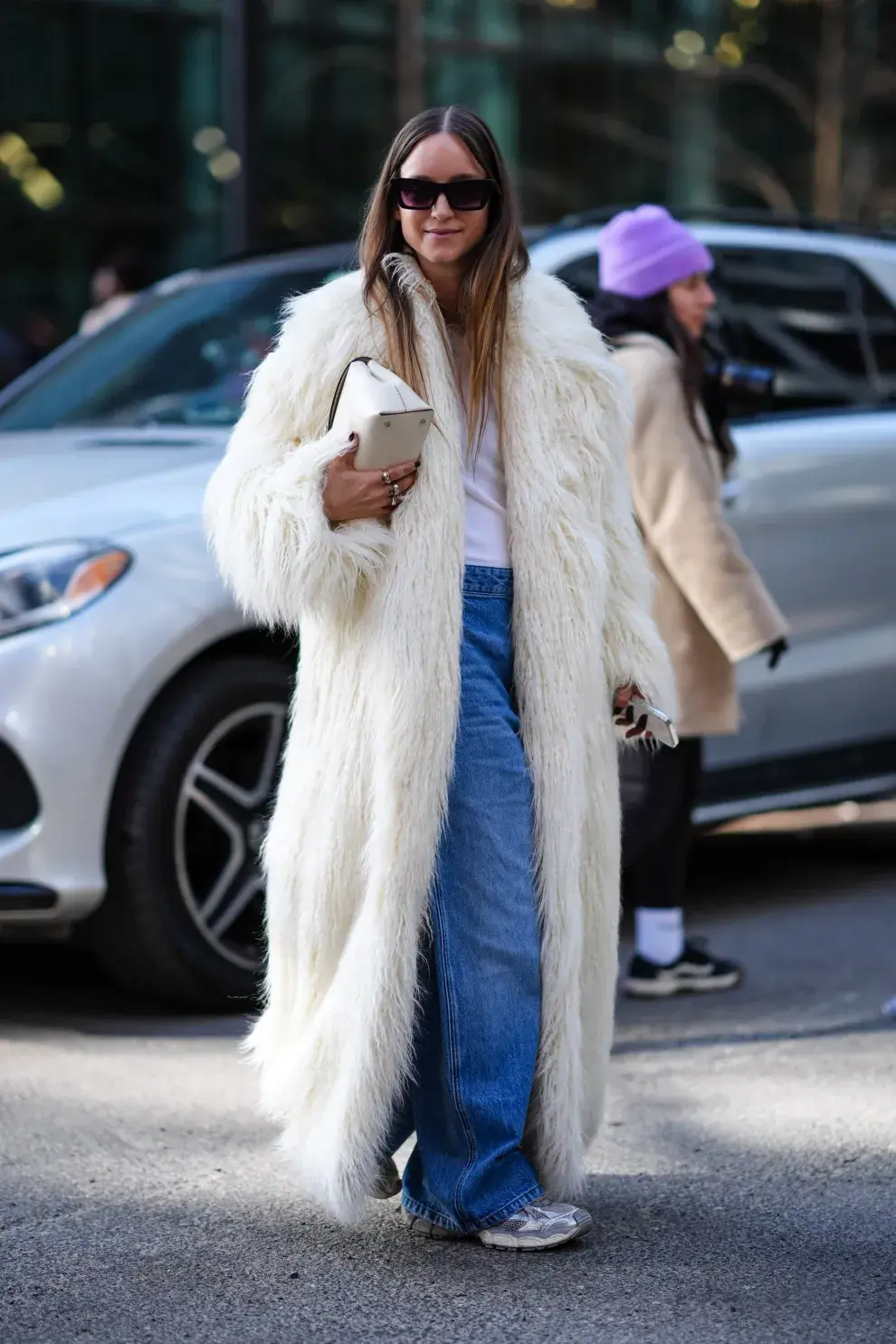 TAPADO BLANCO XXL. Un look comfy de jean wide leg y remera básica con un maxi tapado de pelo blanco alcanza. Siempre zapas, lo relaja!