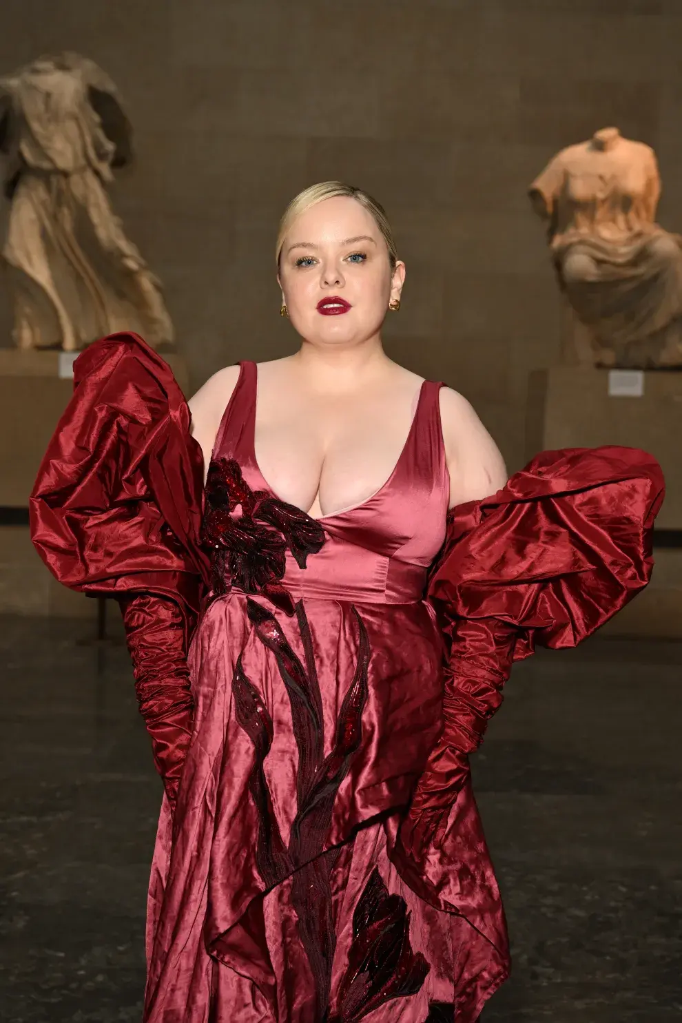 Para la London Fashion Week February 2024, usó un vestido rosa viejo brillante con unos impresionantes guantes.