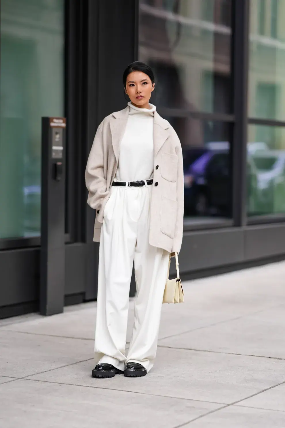 TOTAL WHITE. Nunca falla, un look de prendas monocromo en blanco da como resultado un outfit elegante y muy canchero.