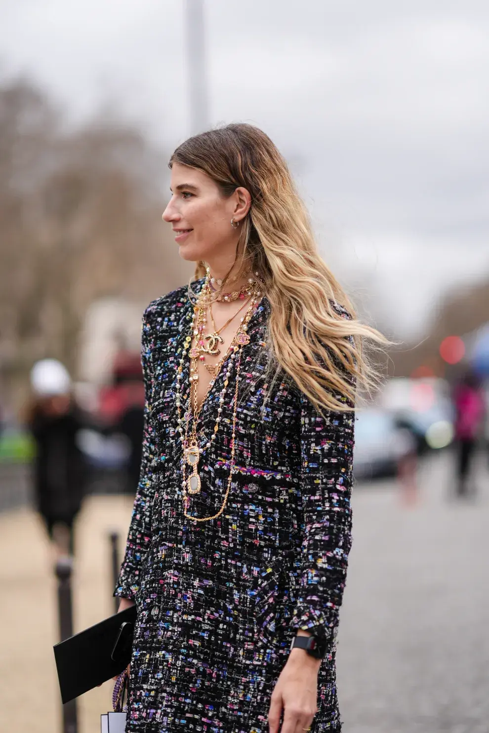 Veronika Heilbrunner en las calles de Paris con su pelo ondulado y por debajo del hombro. 