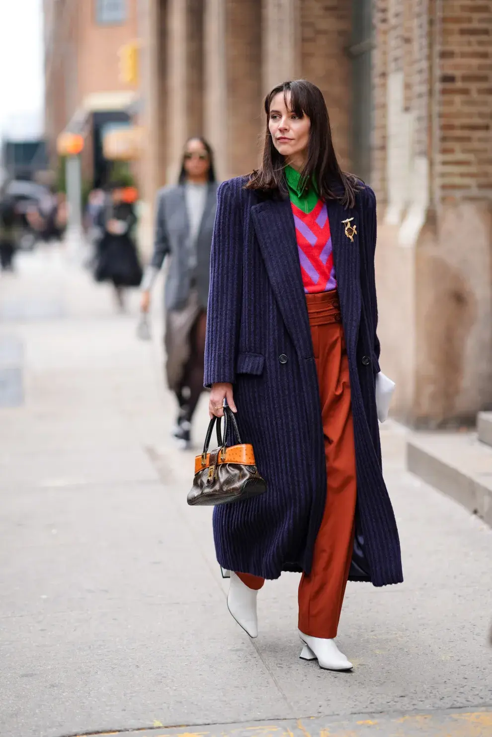 Look de invierno en capas: camisa, sweater, tapado. Abrigado y canchero. 