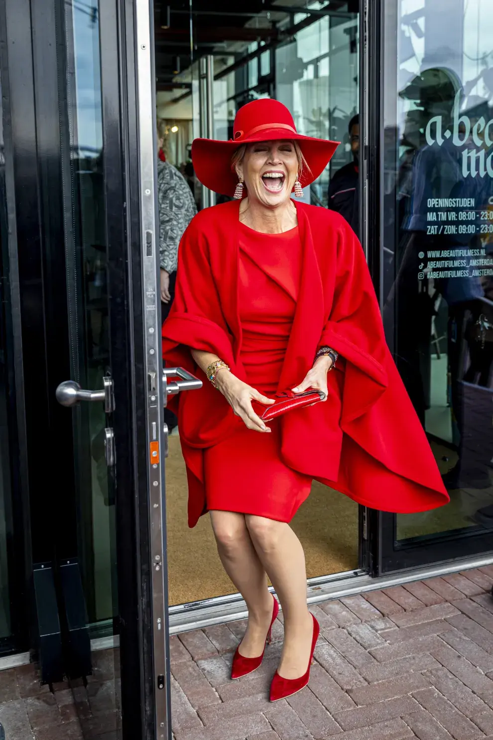 El rojo rubí es el color de moda para este 2024 y este outfit de Máxima es un fuego.