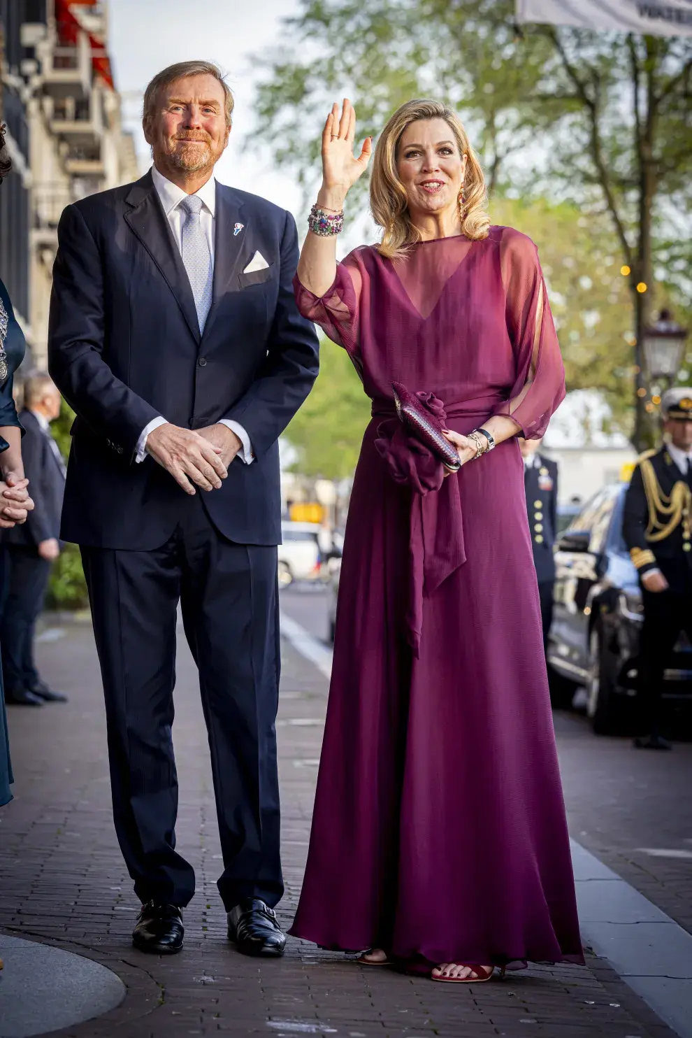 En un color malbec increíble, llevó un vestido suelto de manga largas y con transparencias.