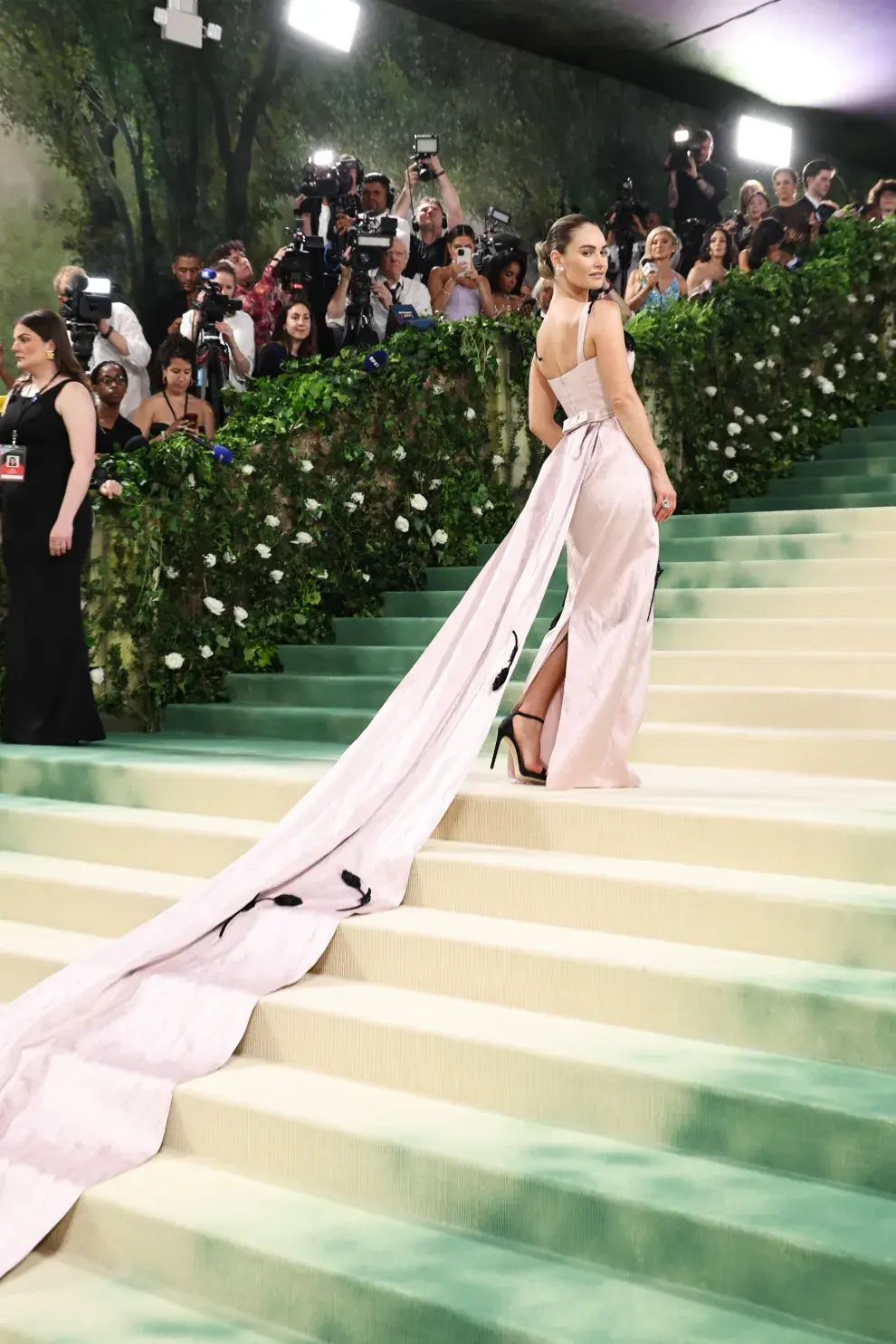 : Lily James en la Met Gala, el 6 de mayo de 2024.