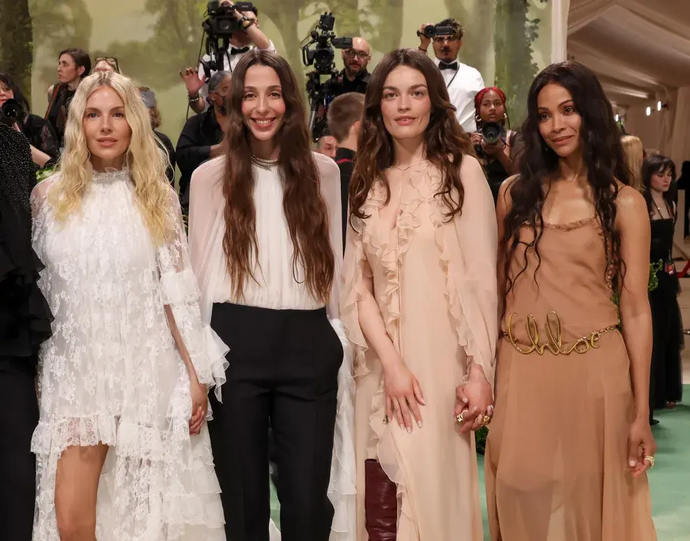  Sienna Miller, Chemena Kamali (Directora Creativa de la marca Chloé), Emma Mackey y Zoe Saldana en la alfombra roja de la gala del MET.