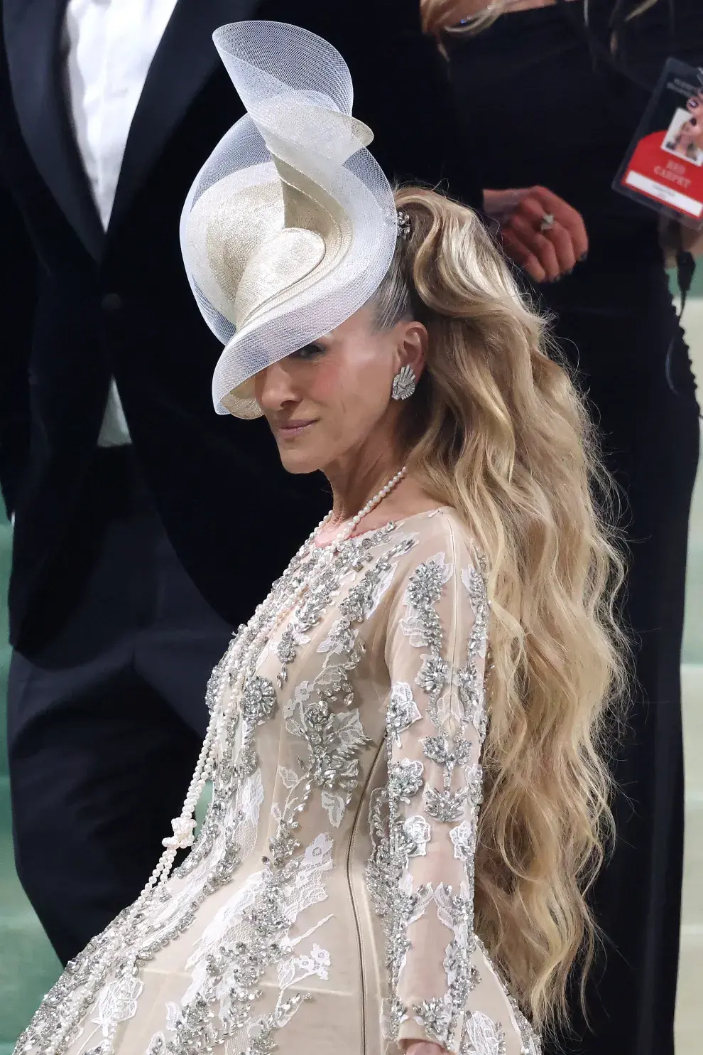 Sarah Jessica Parker en la alfombra roja de la gala del Met con su melena ondulada y bien larga.  