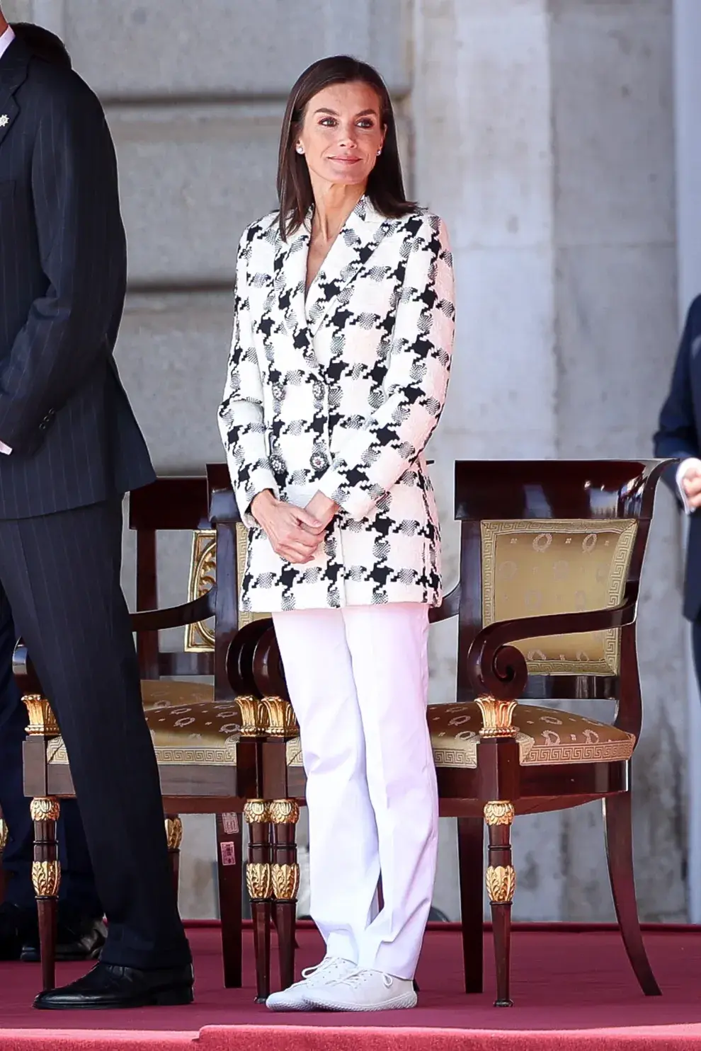 Con un pantalón sastrero blanco reco un un saco midi a cuadros en blanco y negro, las zapatillas barefoot blancas quedan geniales.