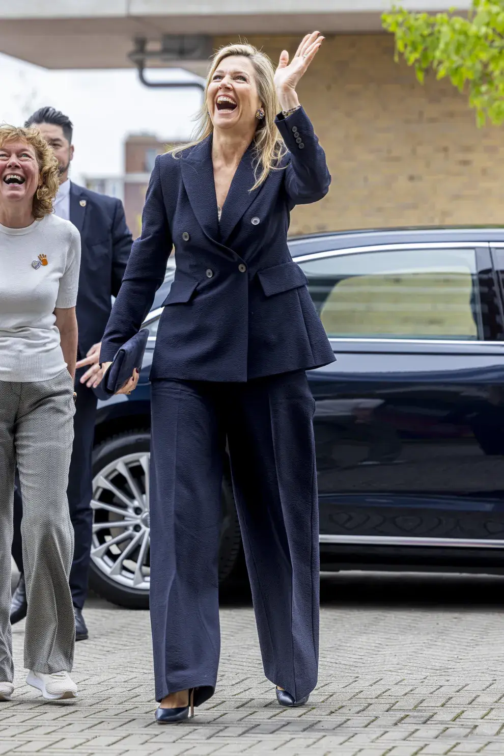 En plan office core, un traje de chaqueta y pantalón wide en tono azul.