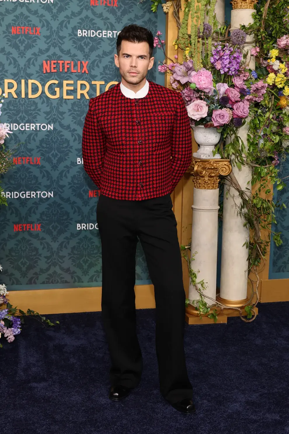 Luke Newton en la premiere de la temporada 3 de Bridgerton.