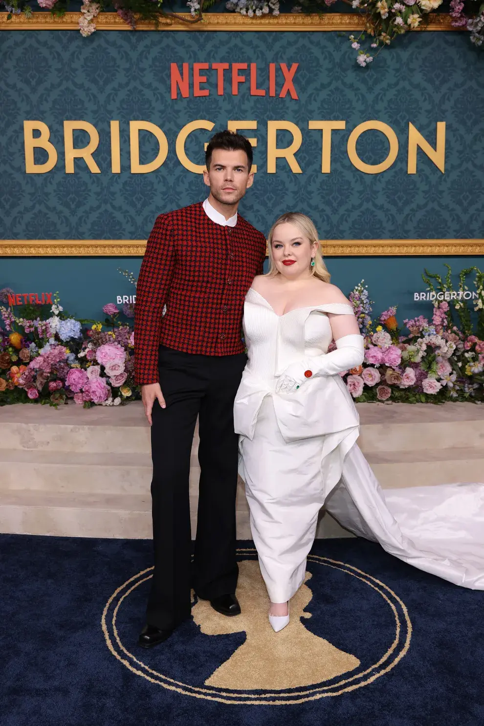 Luke Newton y Nicola Coughlan en la premiere de la temporada 3 de Bridgerton.